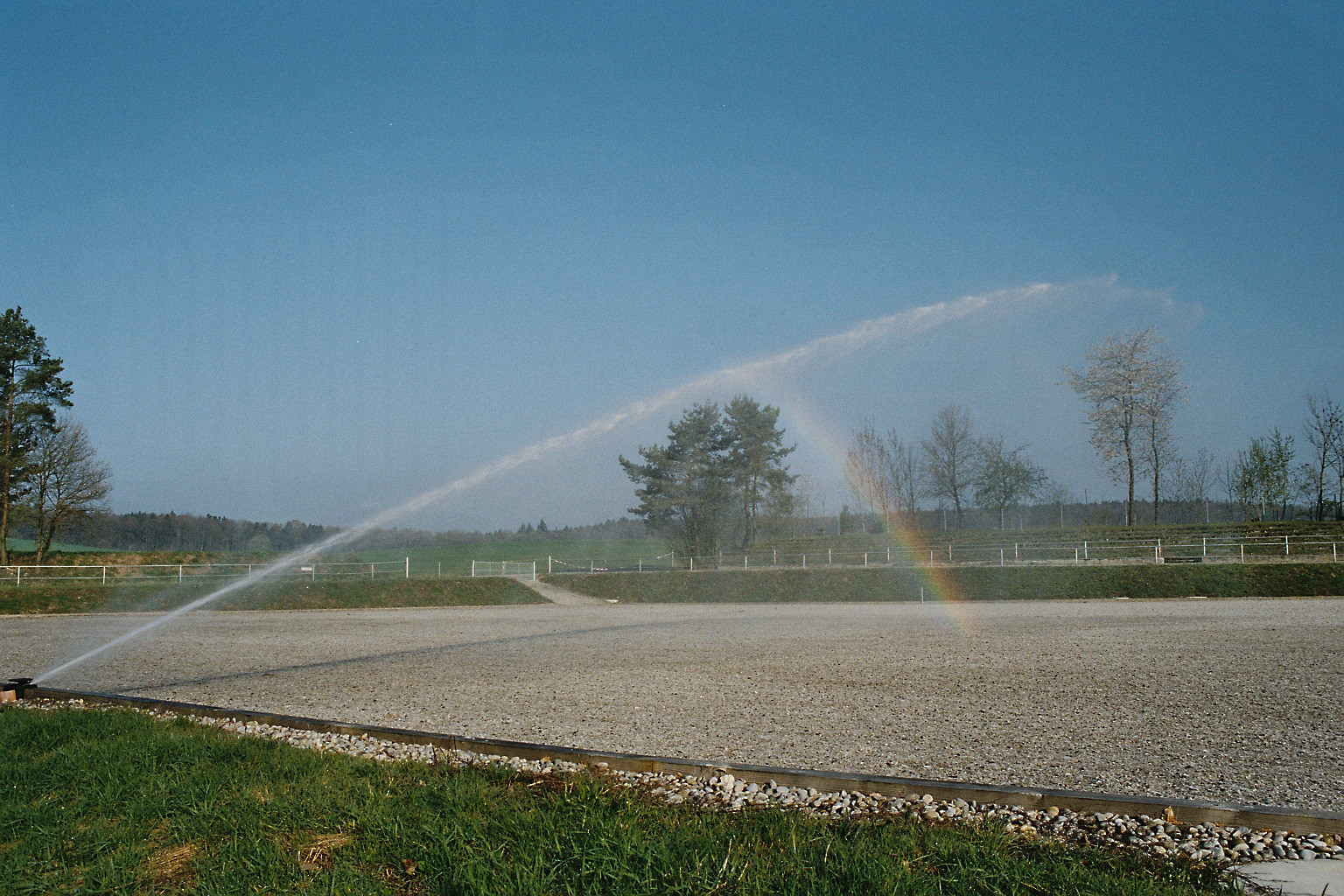 Reitplatzbewässerung Reitplatz Bewässerung Regner Randregner Regenbogen